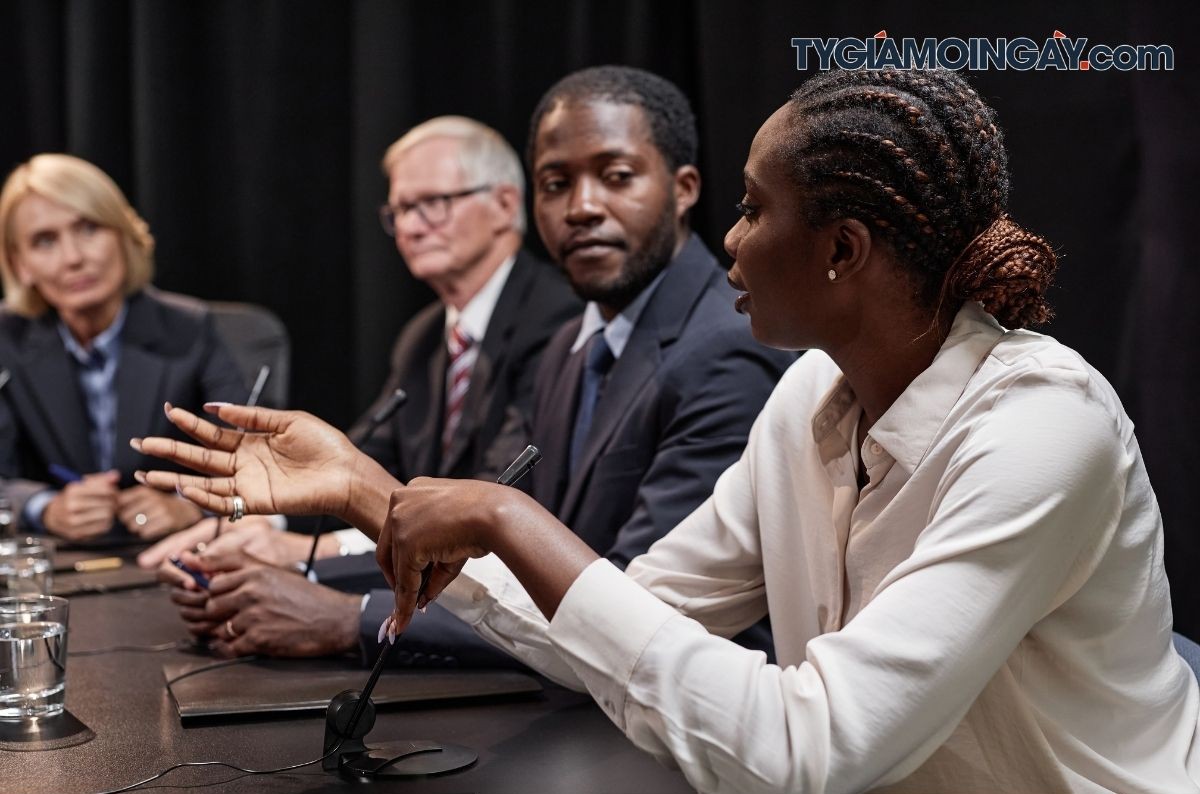 Ảnh hưởng chính trị, đồng tiền chung, petrodollar là những nguyên nhân chính