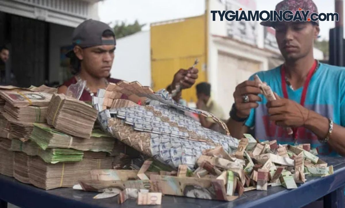 Lạm phát tại Venezuela - Người dân Venezuela phải dùng rất nhiều tiền mới mua được một món hàng