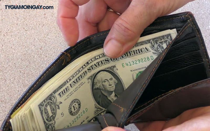 Mẹo giữ tiền USD không bị nhàu rách để tránh bị ép giá khi đổi