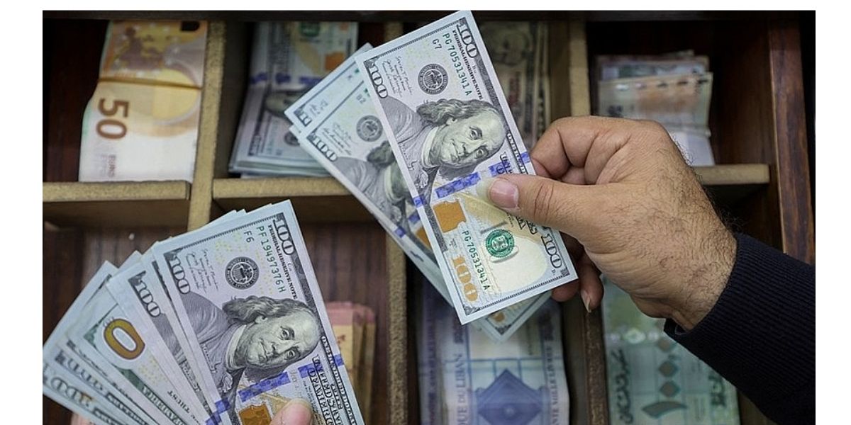 Giá USD chợ đen đang đắt hơn ngân hàng tới 1.600 đồng