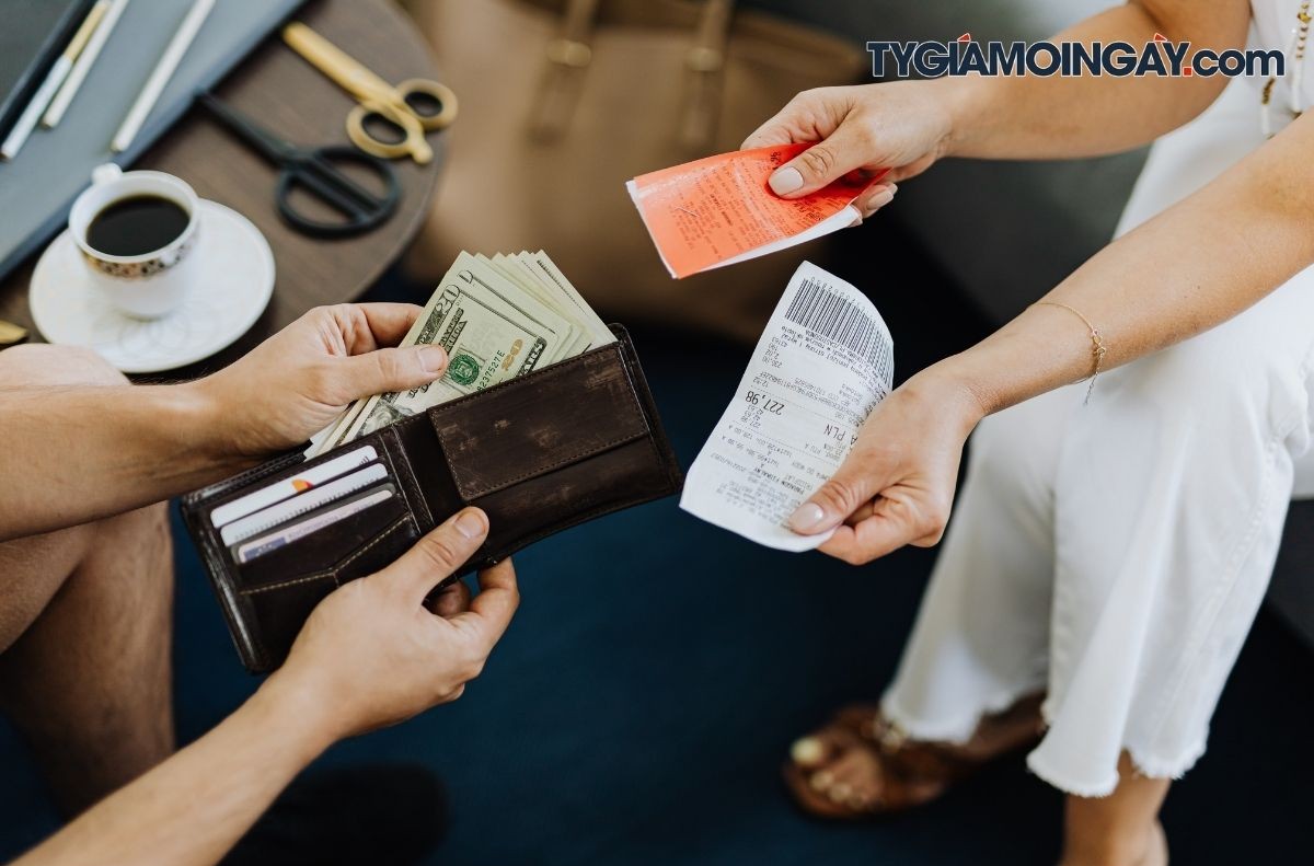 Tiền được dùng để làm phương tiện thanh toán