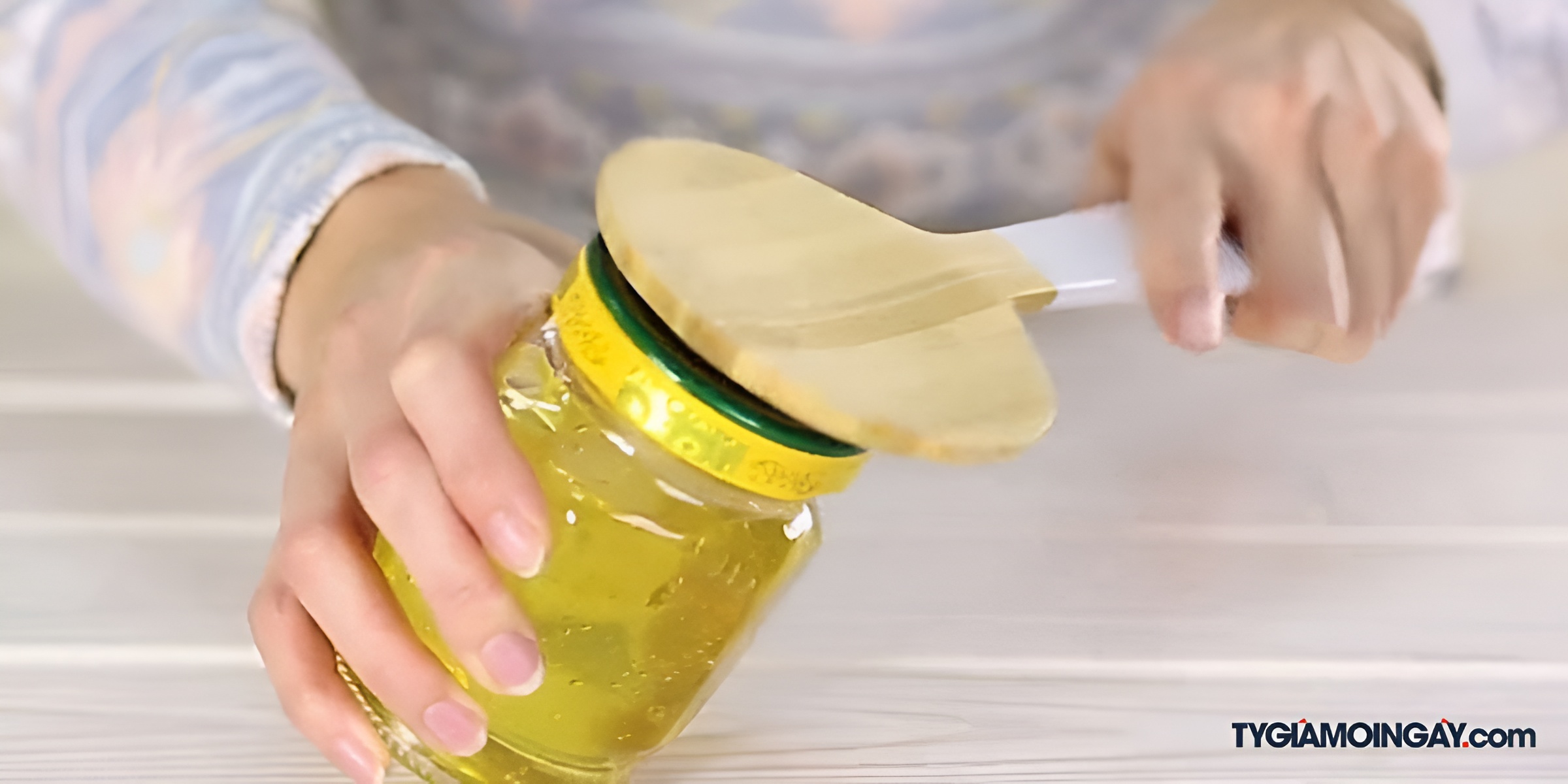 Nắp chai vặn mãi không ra? Thử ngay những mẹo đơn giản này